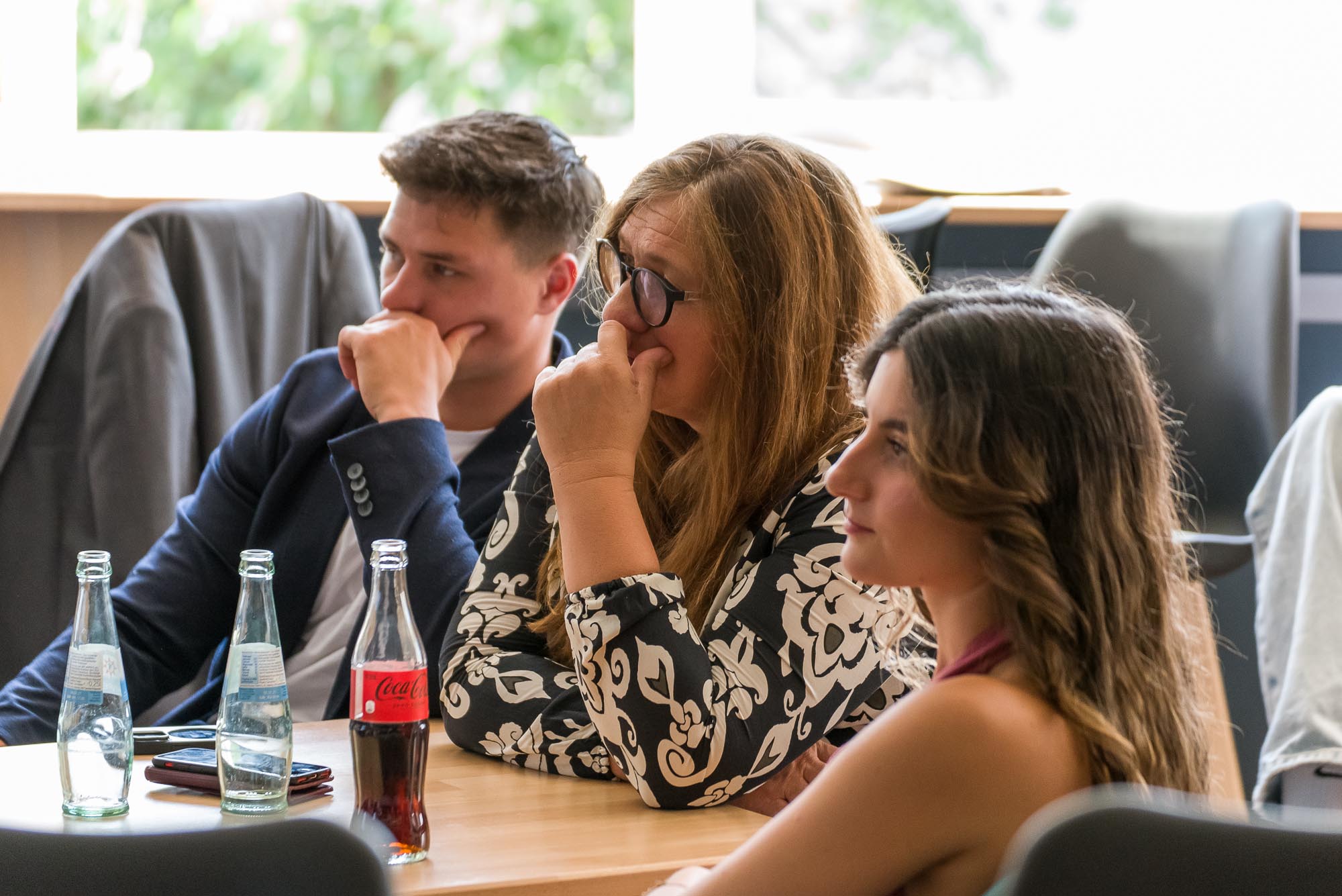 Teilnehmerinnen und Teilnehmer hören in einem AFfE-Seminar aufmerksam zu.