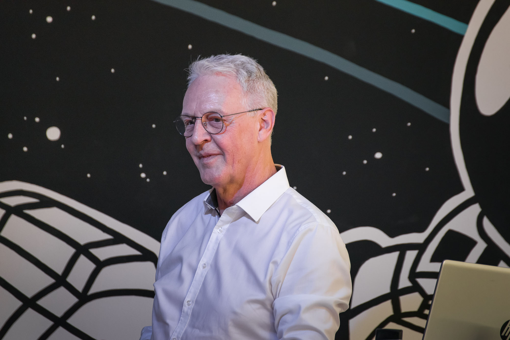 Porträt von Prof. Dr. Klaus Kuenen im AFfE-Seminarraum.